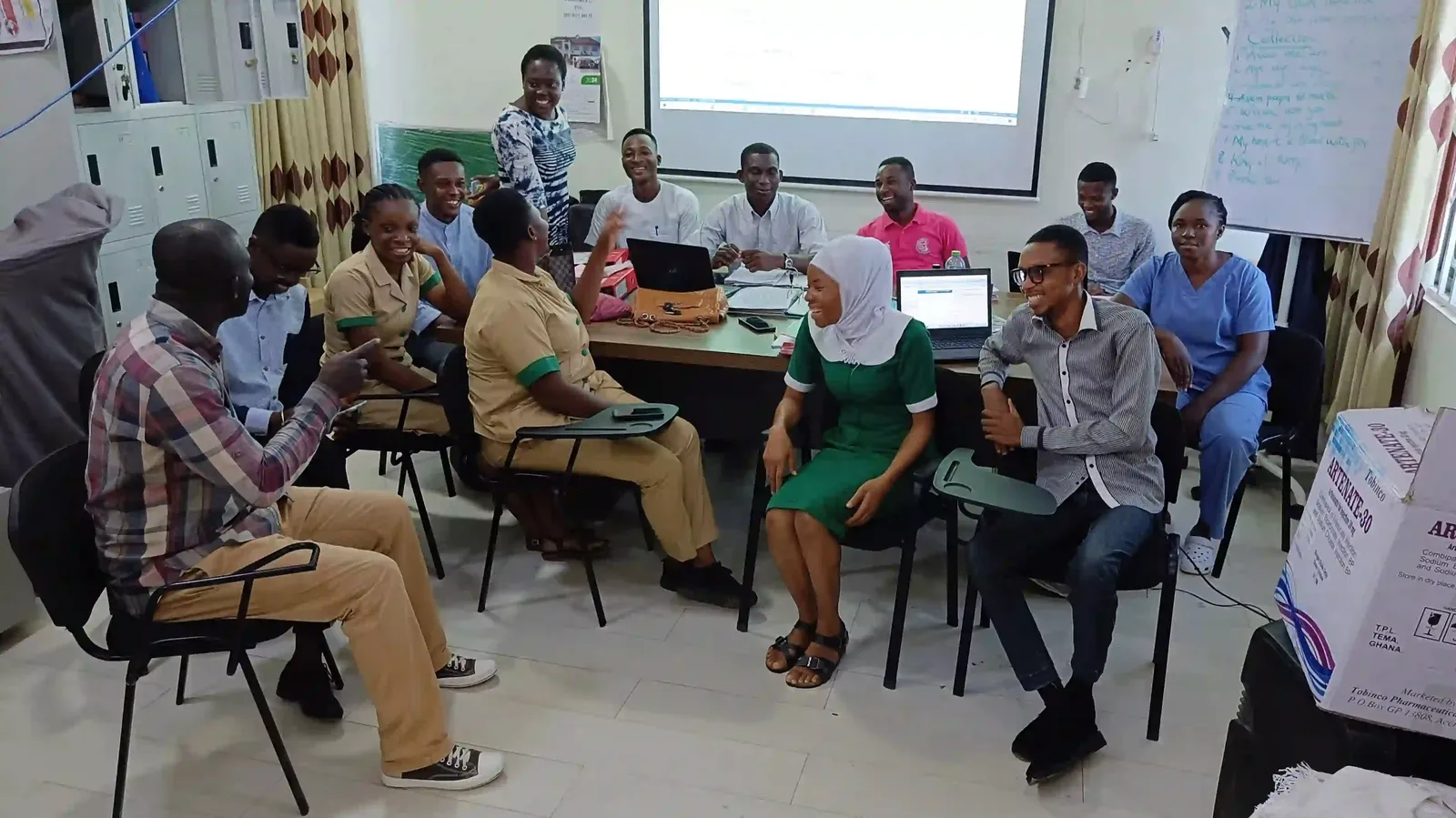 Kulmasa_Klinik_Teamtreffen versch. Professionen der Klinikmitarbeitenden_noch im alten Gebäude_186_c.Thekla
